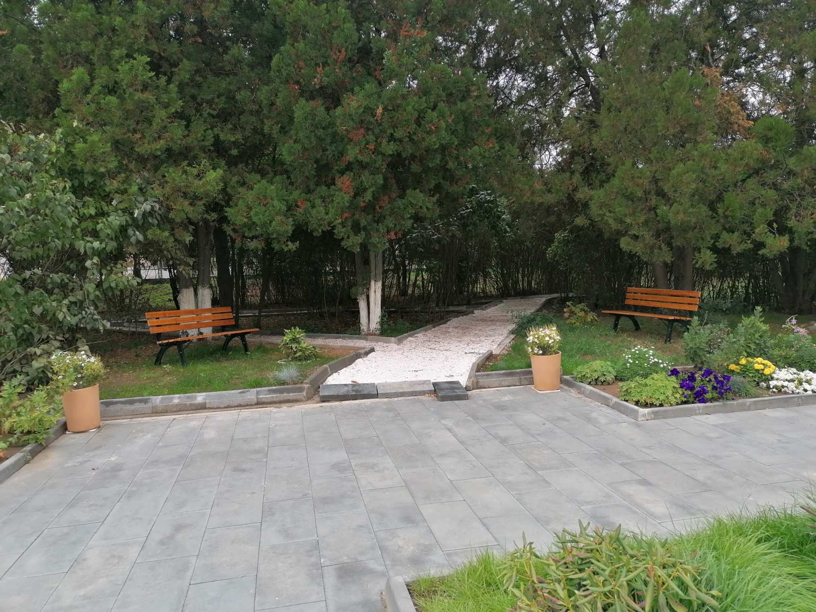 Пейки за отдих и цветна леха в Медива Парк