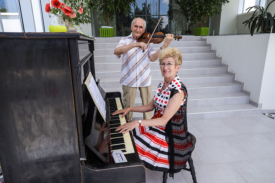 Изпълнение на цигулка и пиано в музикалния кът на Медива Парк