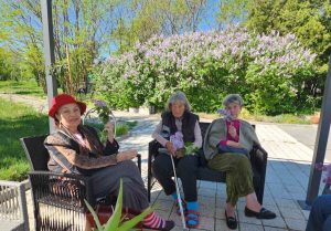 Медива Парк - резиденти на отдих навън в хубавото пролетно време
