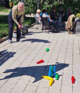 Медива Парк - резиденти на дома се забавляват с развлекателни игри на открито